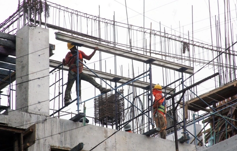 Trabajadores de la construcción laboran en un edificio en la Ciudad de México.