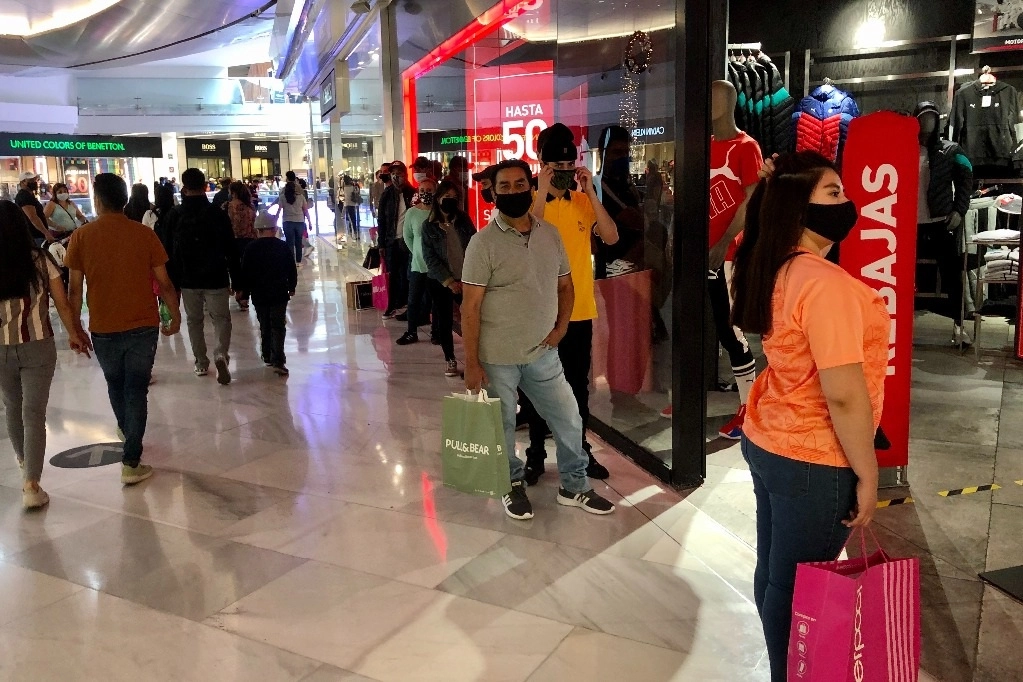 Capitalinos acudieron al centro comercial Perisur para realizar sus compras del Buen Fin, algunos de ellos debieron realizar una fila con sus vehículos, para poder ingresar, con el objetivo de evitar aglomeraciones al interior del inmueble, el 15 de noviembre de 2020. Foto Luis Castillo