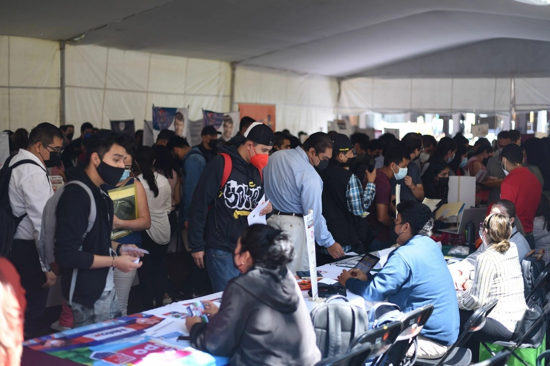 La población ocupada en el país aumentó sólo 8 mil 604 personas en julio con respecto a junio, cuando ésta aumentó en dicho mes 280 mil 964 personas. La imagen, en una feria de empleo en Xalapa. Foto Cuartoscuro / Archivo
