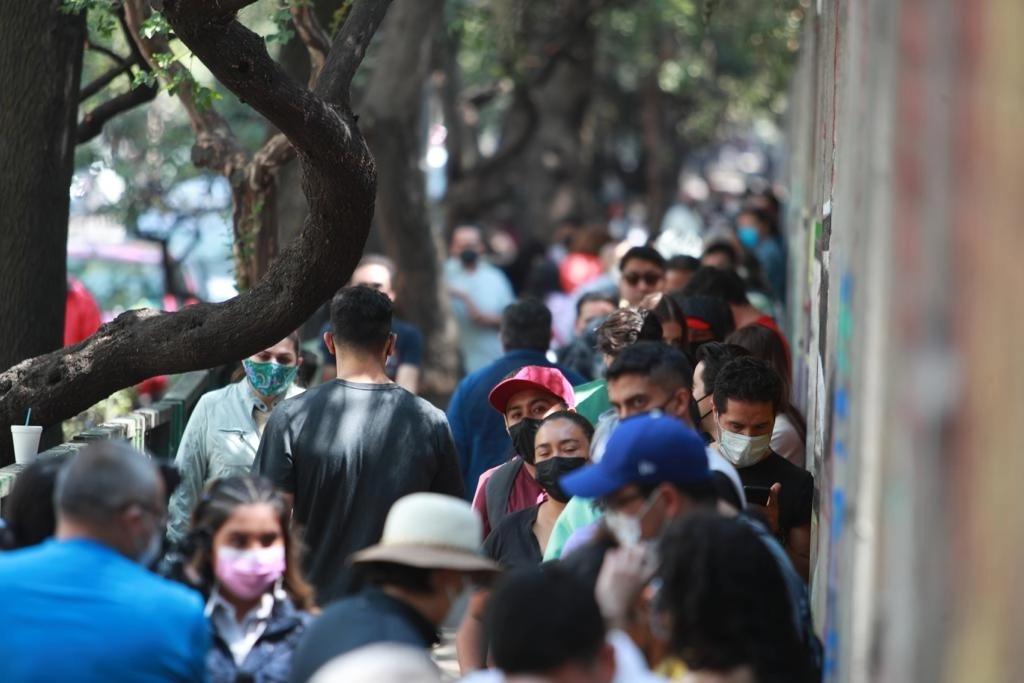La casilla especial 4396 instalada en la alcaldía Benito Juárez, registra una larga fila de ciudadanos que buscan participar en la consulta de revocación de mandato, el 10 de abril de 2022. Foto Alfredo Domínguez