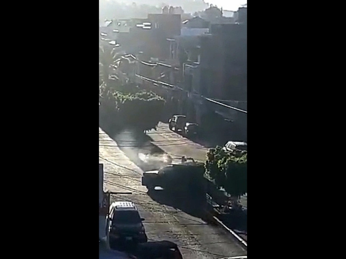 Presuntos pistoleros del CJNG, quienes utilizaron una unidad blindada artesanal, conocida como monstruo, se enfrentaron con gente de la seguridad comunitaria en Nuevo San Juan Parangaricutiro, Michoacán. Foto de un video divulgado en redes sociales