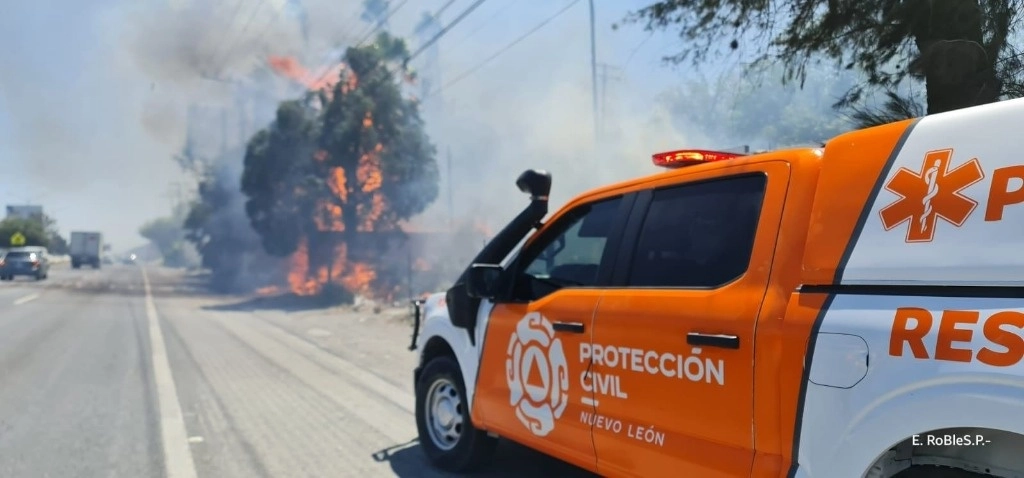 Altas temperaturas y fuertes rachas de viento potenciaron los incendios registrados en la zona metropolitana de Monterrey, NL. Foto Tomada de X  @PC_NuevoLeon