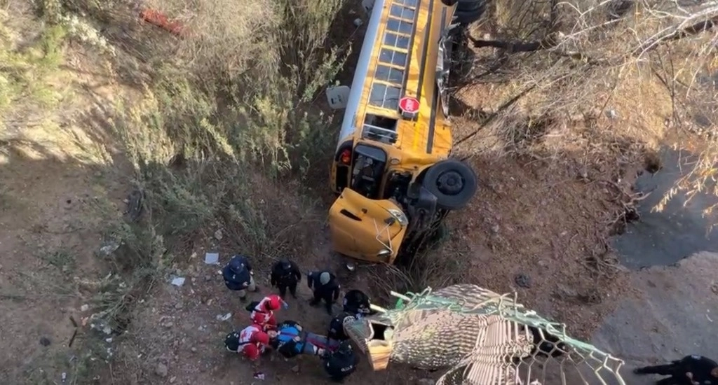Un camión en el que viajaban empleados de una fábrica maquiladora en Nogales Sonora se precipitó desde una altura de 15 metros dejando 22 lesionados. Foto Cristina Gómez