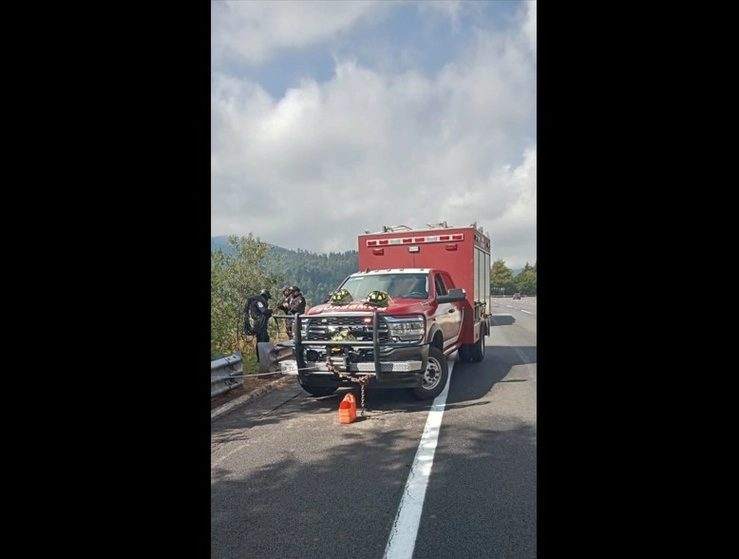 Al lugar acudieron los elementos del Heroico Cuerpo de Bomberos y personal de la SSC y de la Guardia Nacional para auxiliar a los integrantes de la familia que viajaba en el vehículo. Foto de Twitter @Bomberos_CDMX