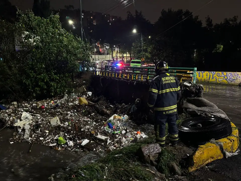 La calle Chicago, a la altura de Jazmín, se encuentra cerrada al tránsito vehicular, al convertirse en un río ante el desfogue del agua de la presa.