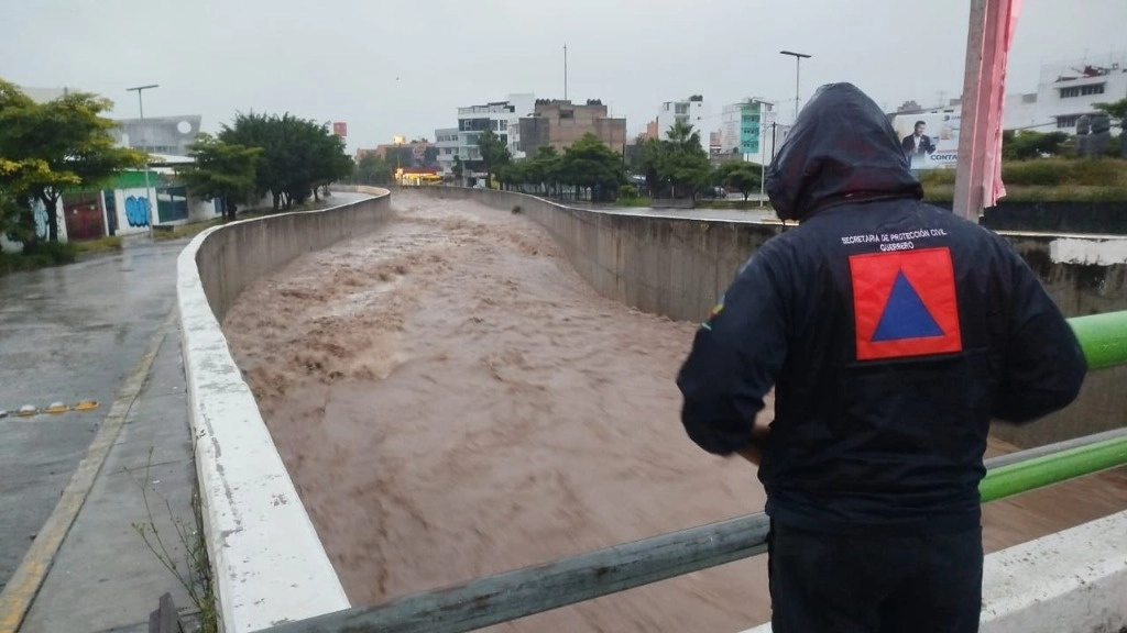 Ossiel Pacheco Salas, edil de Coyuca de Benítez, Guerrero, informó que el río Coyuca se desbordó en la cabecera municipal. Foto Tomada de X @PC_Guerrero / Archivo
