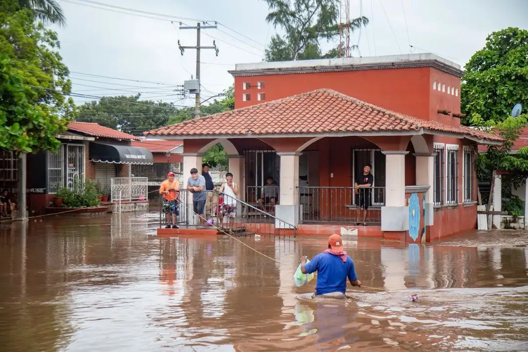Pobladores realizan actividades en medio de las inundaciones. Foto