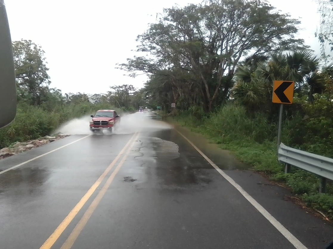 PC deTabasco informó que 28 familias de Jonuta y Centla fueron llevadas a refugios temporales por el paso de la depresión tropical ‘Karl’. Foto Tomada del Twitter  @ProcivilTabasco
