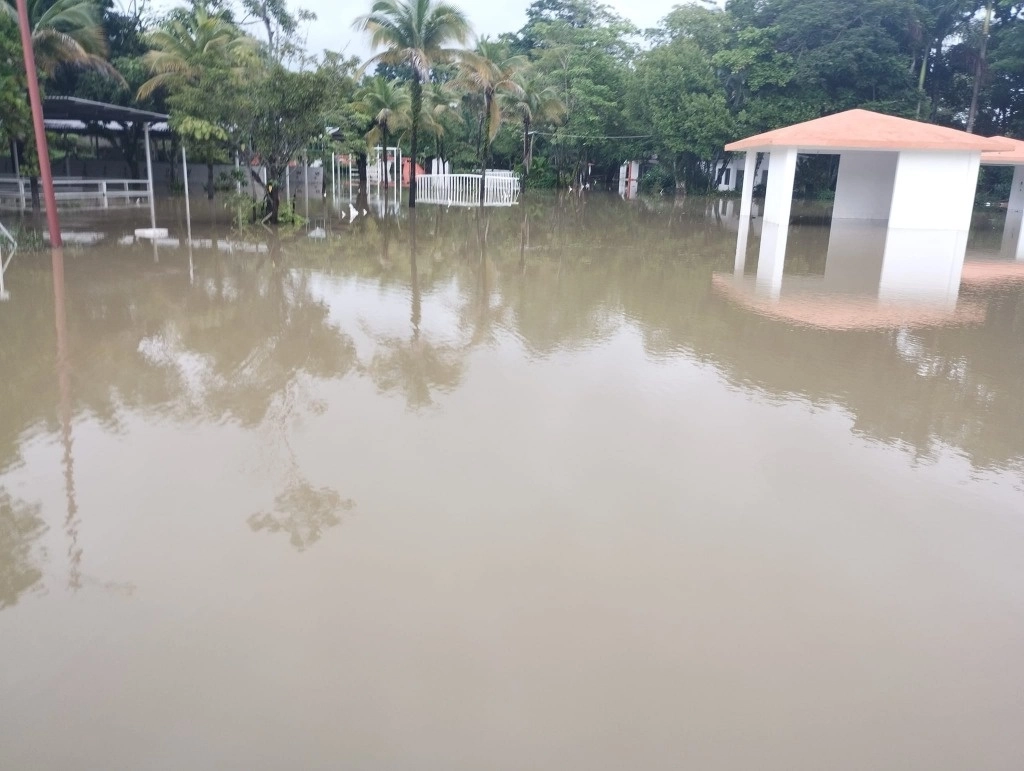 Las corrientes de agua alcanzaron la cabecera municipal de Jalapa afectando al momento más de 200 viviendas. Foto cortesía Jesús Torres Noticias