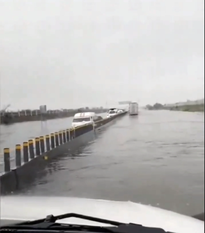 La tormenta tropical ‘Chris’ provocó escurrimientos de los drenes de aguas negras Xochiaca y Chimalhuacán 2, afectando vialidades. Foto Difundida en redes sociales