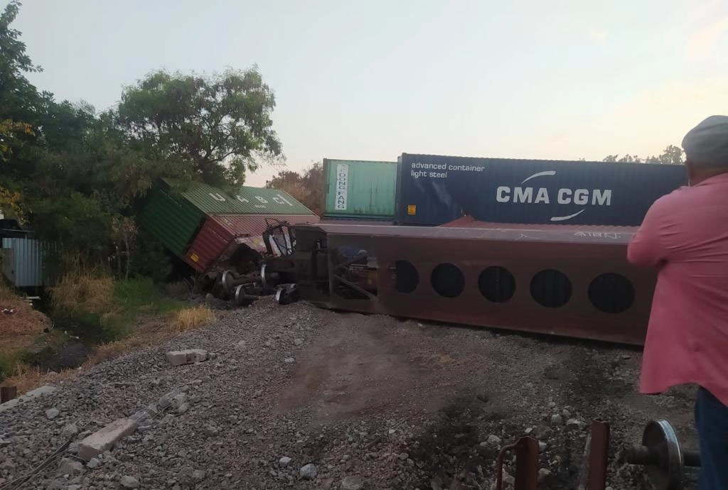 A unos kilómetros de Nueva Italia, municipio michoacano de Múgica, un tren de carga se descarriló luego de chocar contra un tráiler que le trató de ganar el paso, el 16 de enero de 2023. Foto tomada del Twitter de @sct_michoacan
