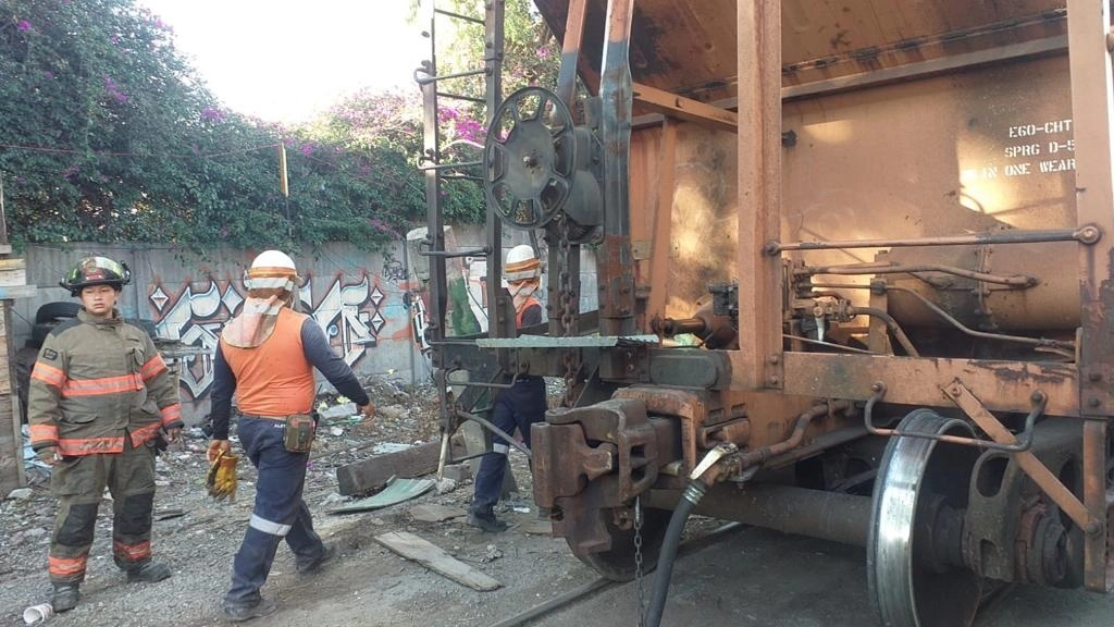 Personal de bomberos trabaja en la zona. Foto 'La Jornada'