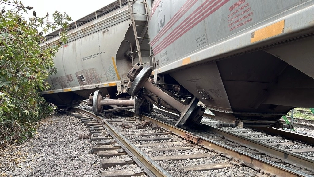 El equipo de la empresa Ferrovalle, con personal y maquinaria especializada realiza las maniobras necesarias para restablecer movilidad ferroviaria. Foto La Jornada
