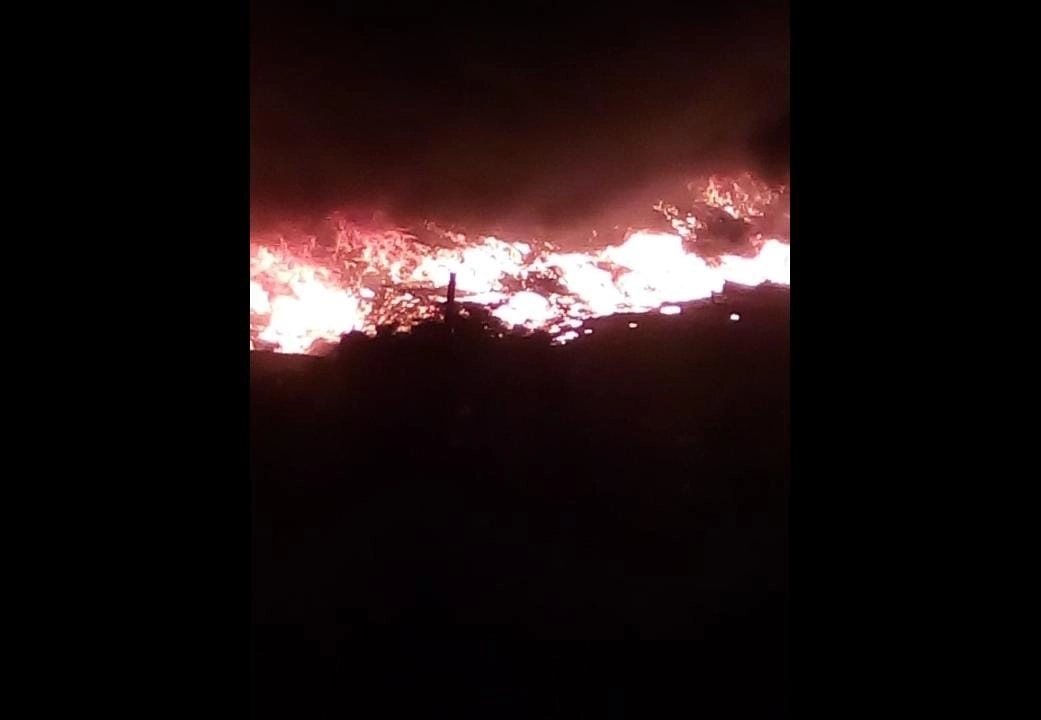 El incendio se registra en el vertedero ubicado en la parte alta del ejido de Santa María Nativitas, en la parte alta del cerro de El Chocolin. Foto La Jornada