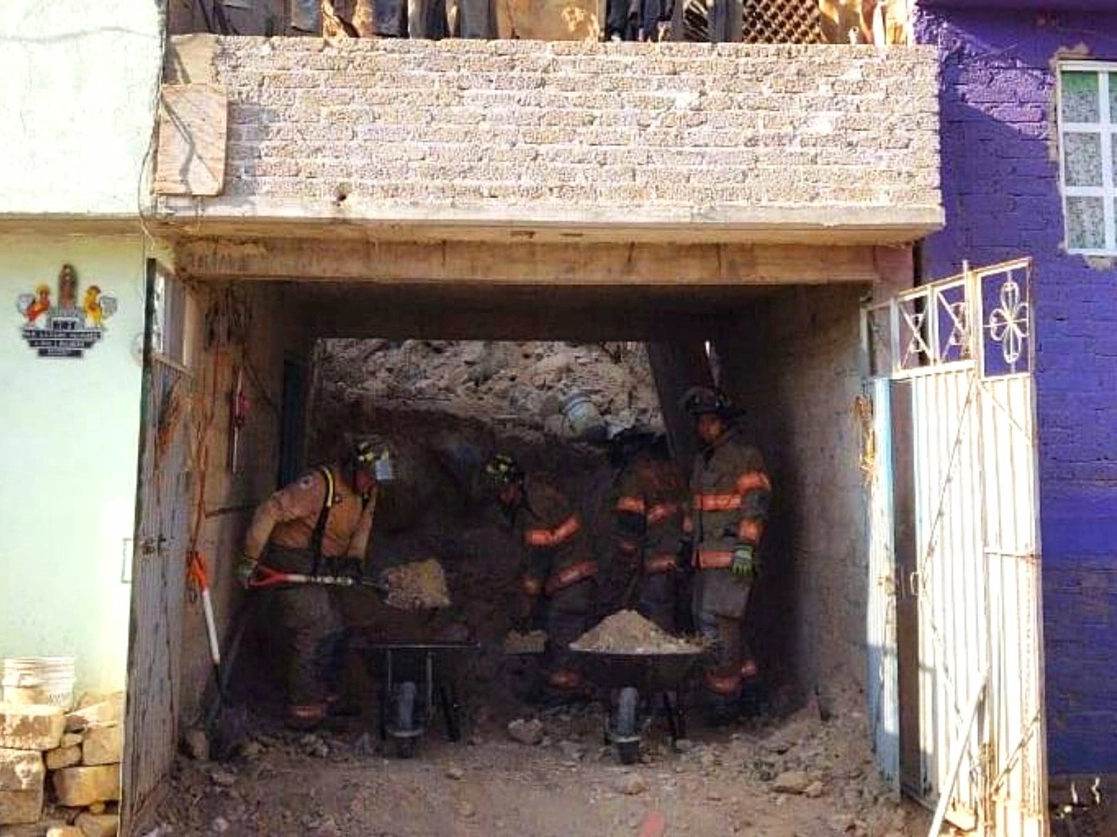 El desgajamiento del talud de un cerro en la colonia Cuauhtémoc Tulpetlac, en Ecatepec, afectó tres viviendas, cuyos techos, patios y parte de los cuartos quedaron cubiertos de tierra; no hubo lesionados. Foto ‘La Jornada’