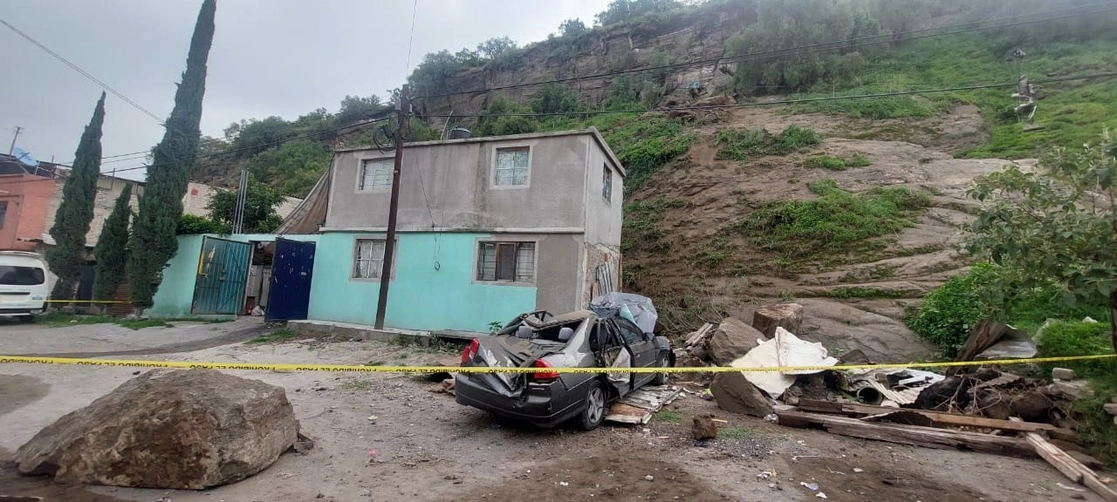 Una de las rocas desprendidas, de tres metros de diámetro impactó con una vivienda. Foto ‘La Jornada’