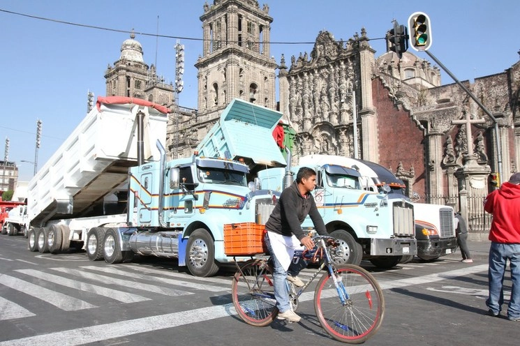 Camiones de volteo durante la protesta en el Zócalo capitalino. Foto María Luisa Severiano 
