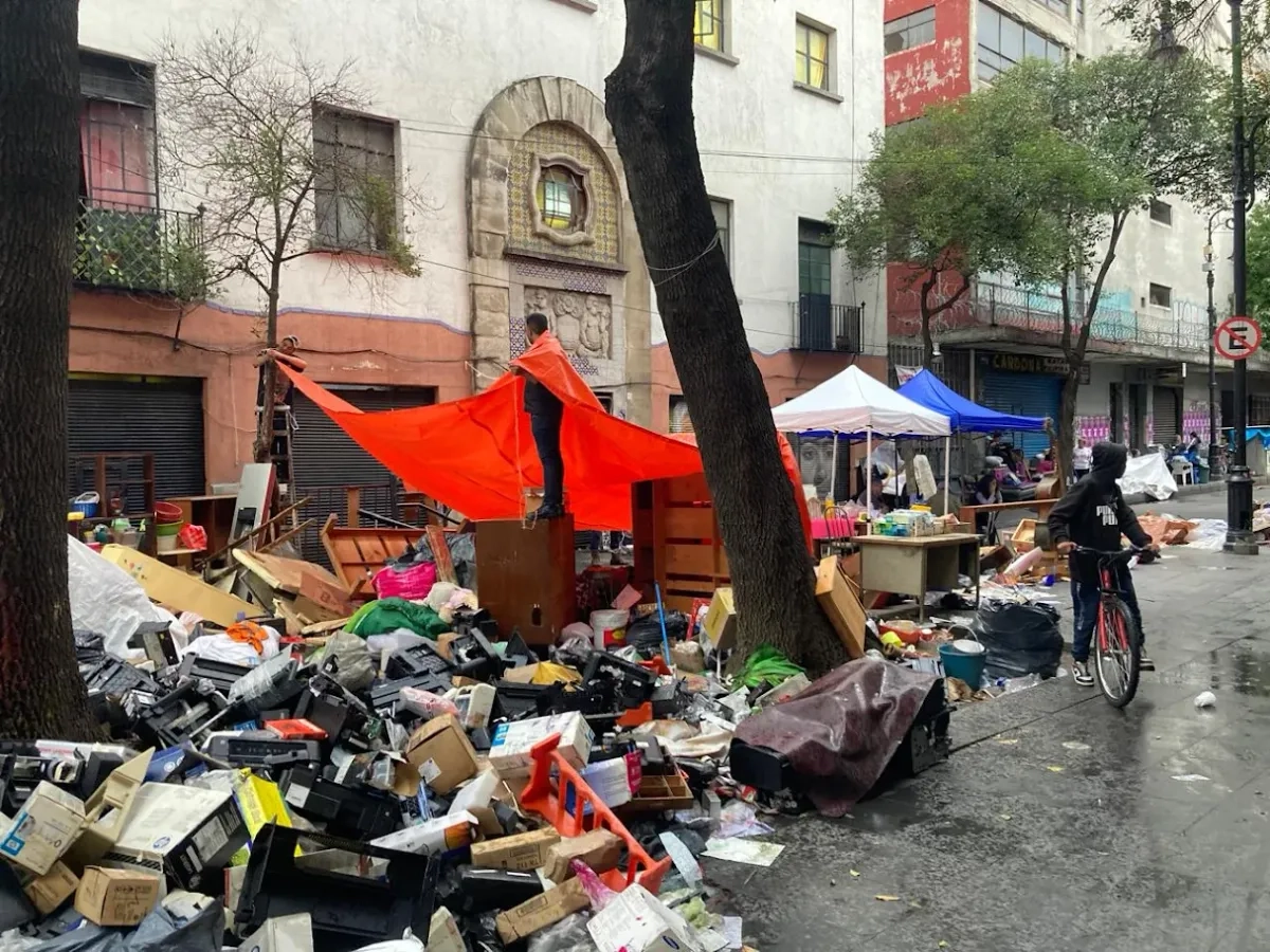 Aspecto del campamento que los afectados instalaron tras ser desalojados el miércoles pasado del inmueble ubicado en República de Cuba 11, en el Centro Histórico. 