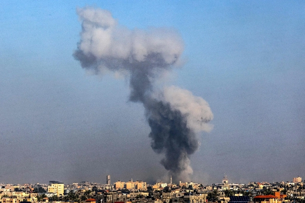 Se observa una columna de humo luego del bombardeo israelí en Khan Yunis, al sur de la Franja de Gaza. Foto Afp 