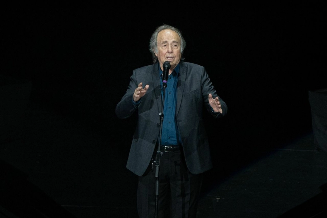 Joan Manuel Serrat dio anoche el primero de dos conciertos en Ciudad de México, de su gira de despedida titulada ‘El vicio de cantar’. Foto Cuartoscuro
