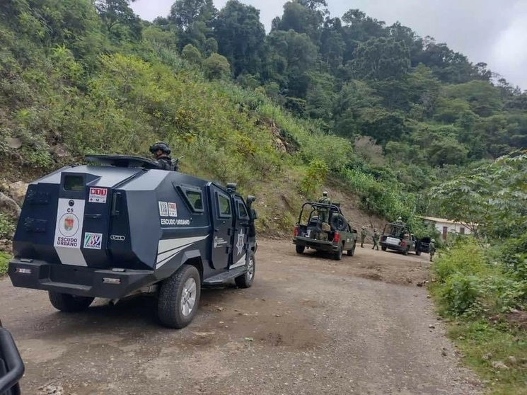 Elementos de la Sedena, GN y de Seguridad y Protección Ciudadana estatal se desplazan de Comitán hacia Frontera Comalapa durante un operativo de seguridad en Chiapas. Foto 'La Jornada'