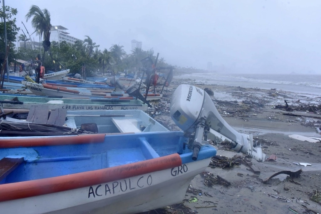 Para atender a la población de la costa de Guerrero, en especial de Acapulco, el gobierno federal desplegó a 25 mil elementos del Ejército, la Marina y la Guardia Nacional como parte de los planes de auxilio a la población para enfrentar los efectos del huracán ‘John’. Foto Cuartoscuro