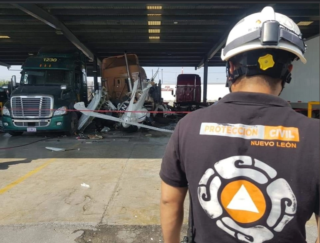 La avioneta quedó al interior de una empresa de trailers en Ciénega de Flores”, informó Protección Civil de Nuevo León en su cuenta de Twitter, el 29 de abril de 2021. Foto tomada del Twitter de @PC_NuevoLeon