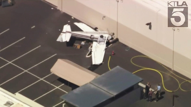 En la imagen, cortesía de KTLA-TV Canal 5, muestra un Cessna 172 de un solo motor que se estrelló cerca del aeropuerto French Valley en Murrieta, California, el martes 4 de julio de 2023. Foto Ap