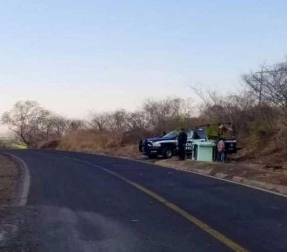 Se estima que el accidente fue reportado a las 19:00 horas, en una zona boscosa a unos 30 kilómetros de la cabecera municipal de Coalcomán. Foto @MICHOACANSSP