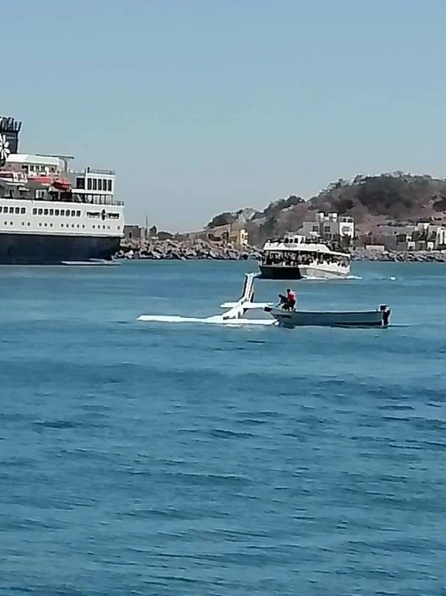 De las seis personas pasajeras cinco pudieron ser rescatadas el desplome de una avionetas en Mazatlán, Sinaloa. Foto La Jornada