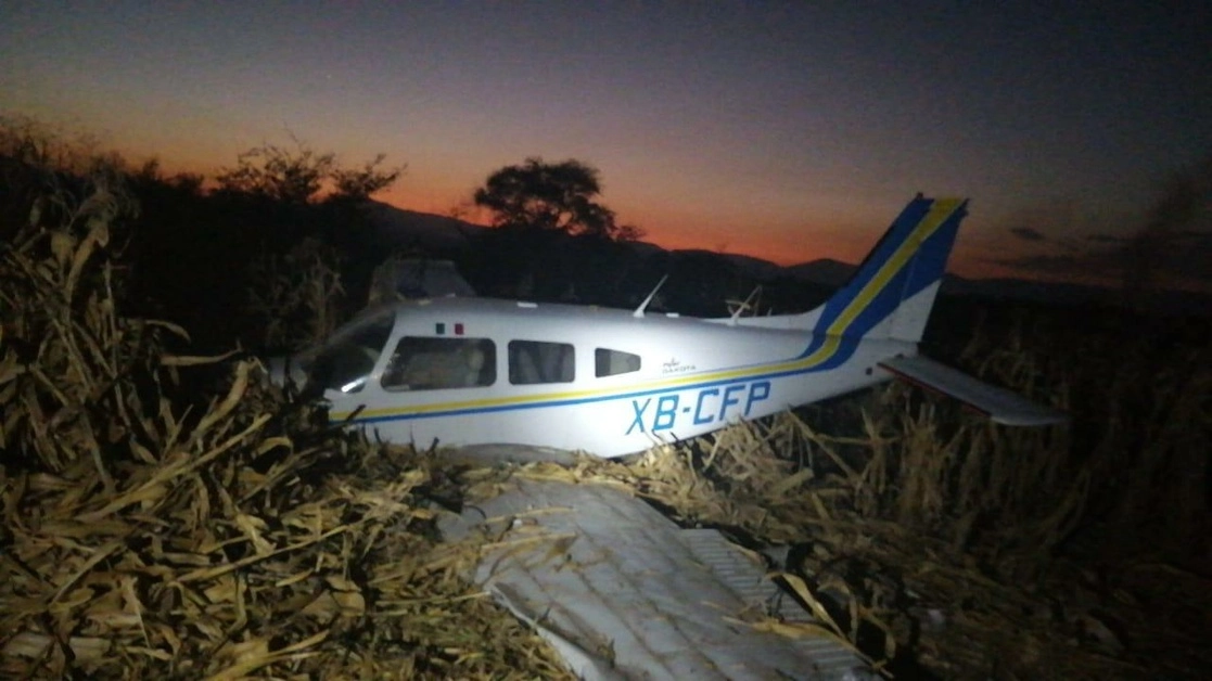La avioneta fue localizada por una aeronave de Escuela México atrás del cerro El Jumil en Miacatlán. Foto La Jornada