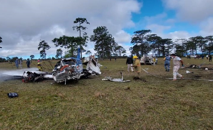 El piloto Servando Javier Moreno Martínez, 38 años, originario de ciudad de México, resultó con lesiones no graves.  Foto La Jornada
