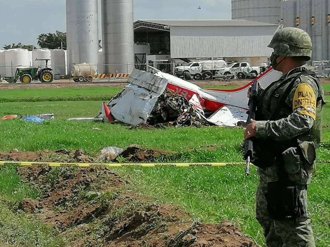Elementos de rescate acudieron al lugar donde quedó la avioneta que se desplomó poco antes del mediodía de este jueves. Foto Cristian Diaz