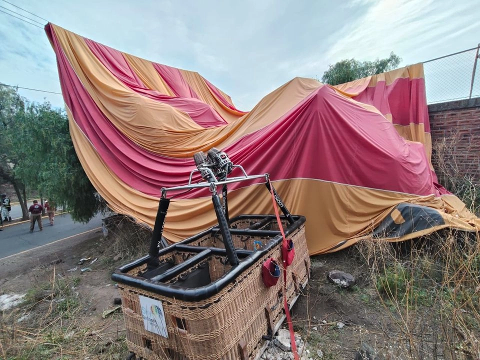 El globo aerostático se impactó en la colonia Centro del municipio mexiquense de San Martín de las Pirámides. Foto 