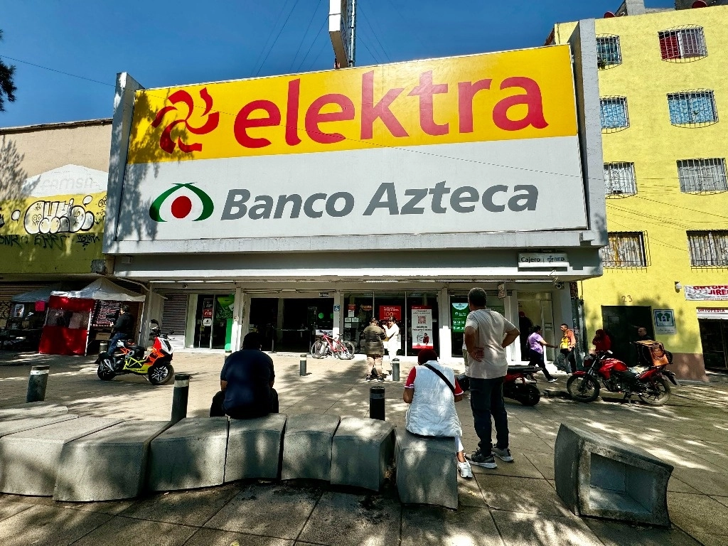 Luego de que las autoridades financieras ordenaron a Grupo Elektra volver a cotizar en la Bolsa Mexicana de Valores, la firma terminó la sesión con una pérdida de 148 mil 691 millones de pesos. En la imagen, una de sus tiendas, en la colonia Tabacalera de la Ciudad de México. Foto Luis Castillo 