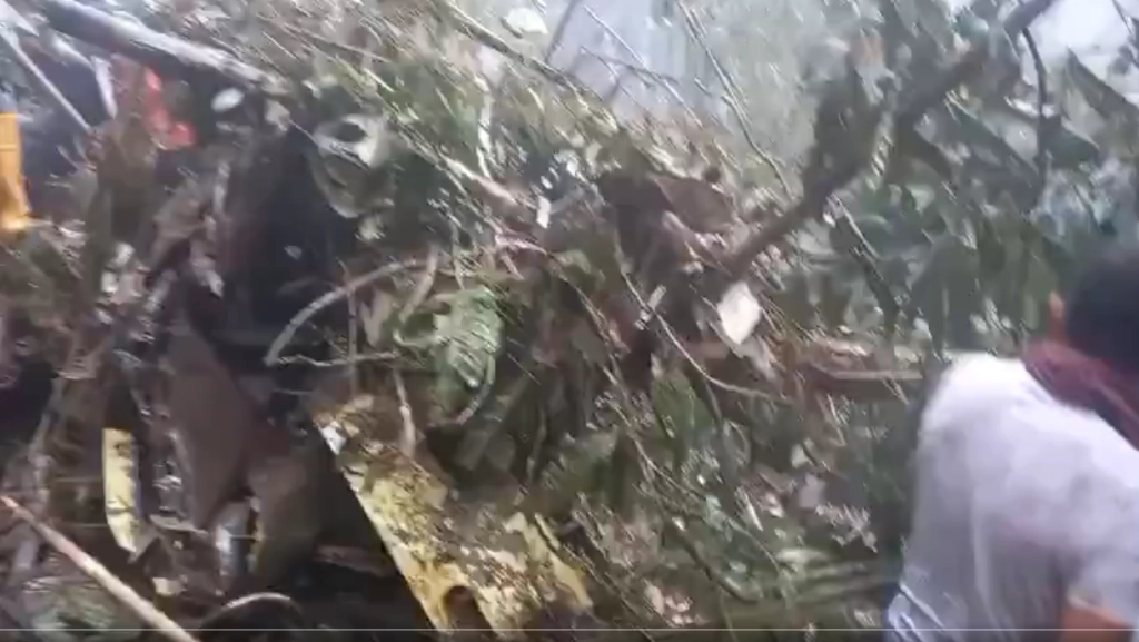 Hasta el momento se reportan nueve muertos en el desplome de un helicóptero militar en la zona selvática de Colombia. Foto Captura del video difundido en redes