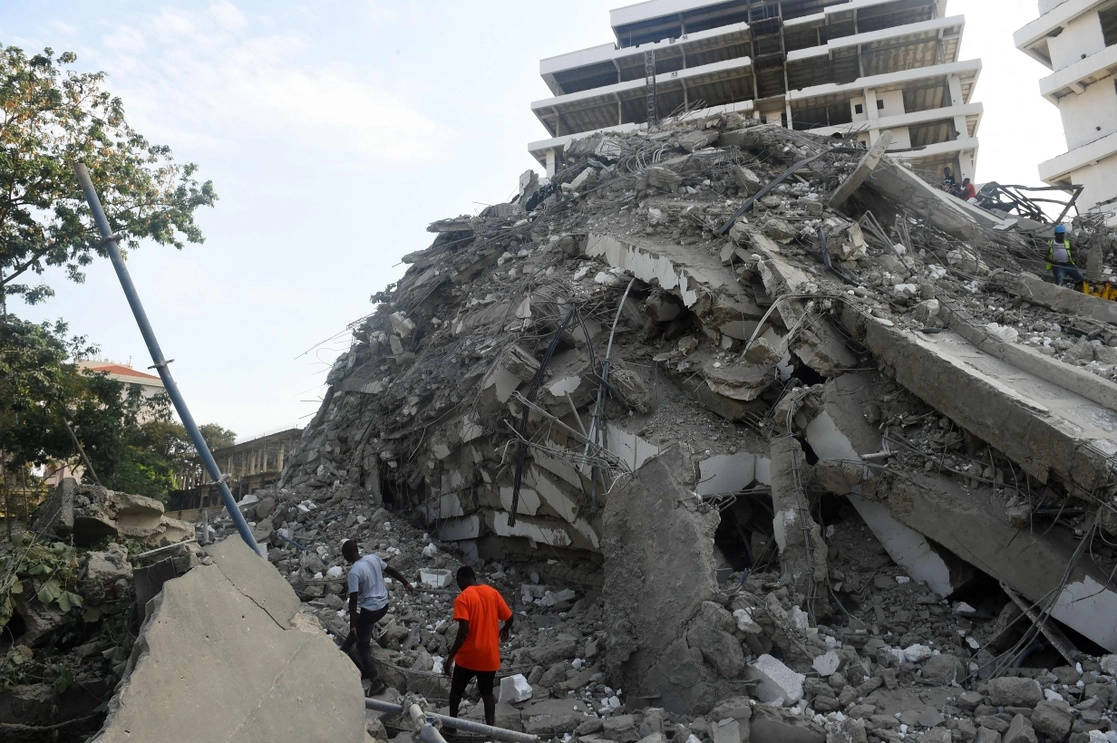 Los trabajadores dicen que el rascacielos, que se derrumbó en el área Ikoyi de Lagos, llevaba dos años en construcción, el 1 de noviembre de 2021. Foto Afp 