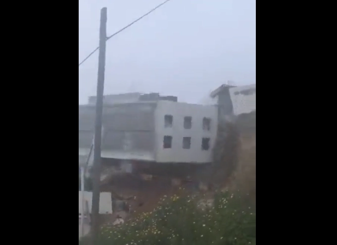 Debido a deslaves del cerro se derrumbó el segundo edifico en el Fraccionamiento La Sierra en Tijuana, Baja California. Foto La Jornada