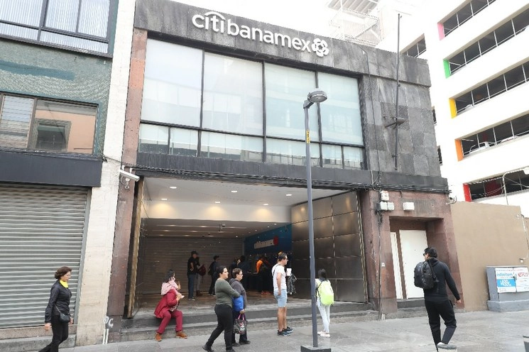 Las ganancias de os bancos en México se desplomó 35.6%, informó la Comisión Nacional Bancaria y de Valores. Foto Yazmín Ortega Cortés