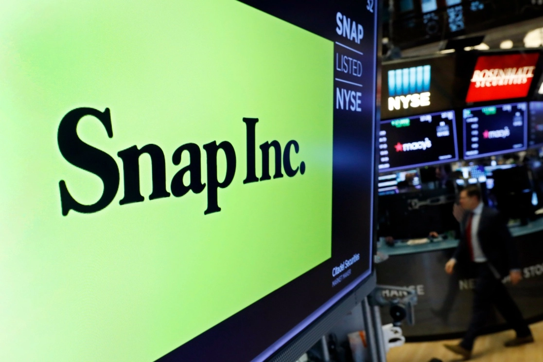 El logotipo de Snap Inc. aparece en una publicación en el piso de la Bolsa de Valores de Nueva York. Foto Ap