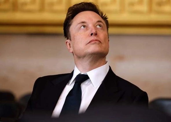 Analistas aseguran que Elon Musk debe dejar su participación en el gobierno de Donald Trump y regresar a reencauzar Tesla. Foto 