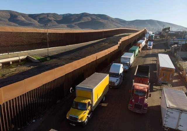 Tráilers en el cruce fronterizo en Tijuana, Baja California, para entrar a territorio estadunidense. Foto Afp / Archivo