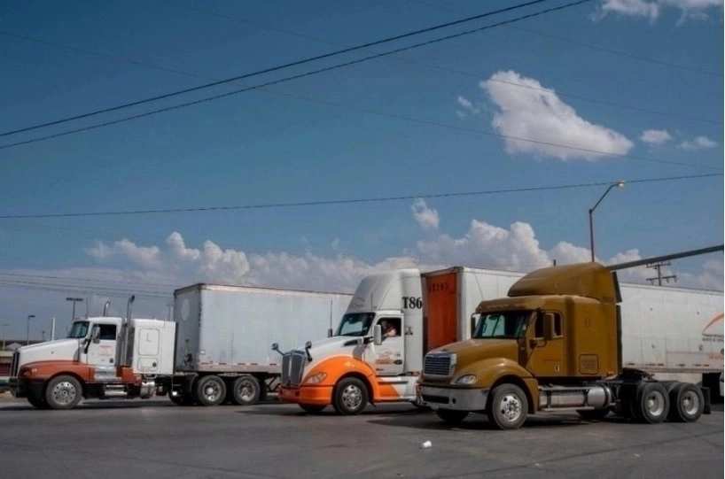 En medio de las amenazas de Donald Trump de imponer aranceles a México, la industria de vehículos pesados retrocedió en el arranque de 2025, revelaron cifras del Instituto Nacional de Estadística y Geografía. Foto 'La Jornada' / Archivo