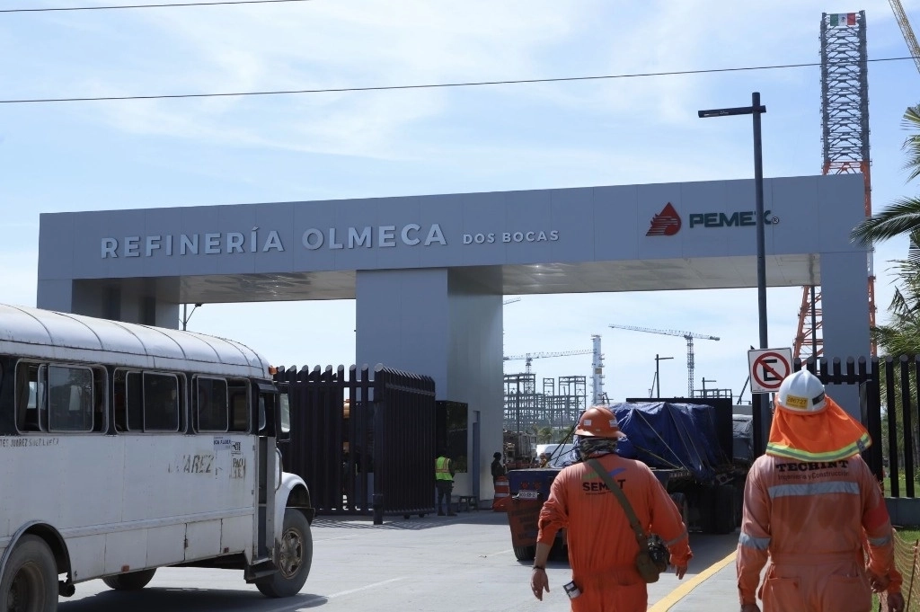 Entrada a la refinería Olmeca, Dos Bocas. Foto Cuartoscuro / Archivo