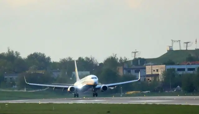 El capitán del vuelo de Ryanair, en el que viajaba un líder opositor bielorruso, decidió por sí mismo y "sin injerencias" aterrizar en Minsk tras haber sido informado de una amenaza de bomba, según autoridades bielorrusas. Foto Afp 