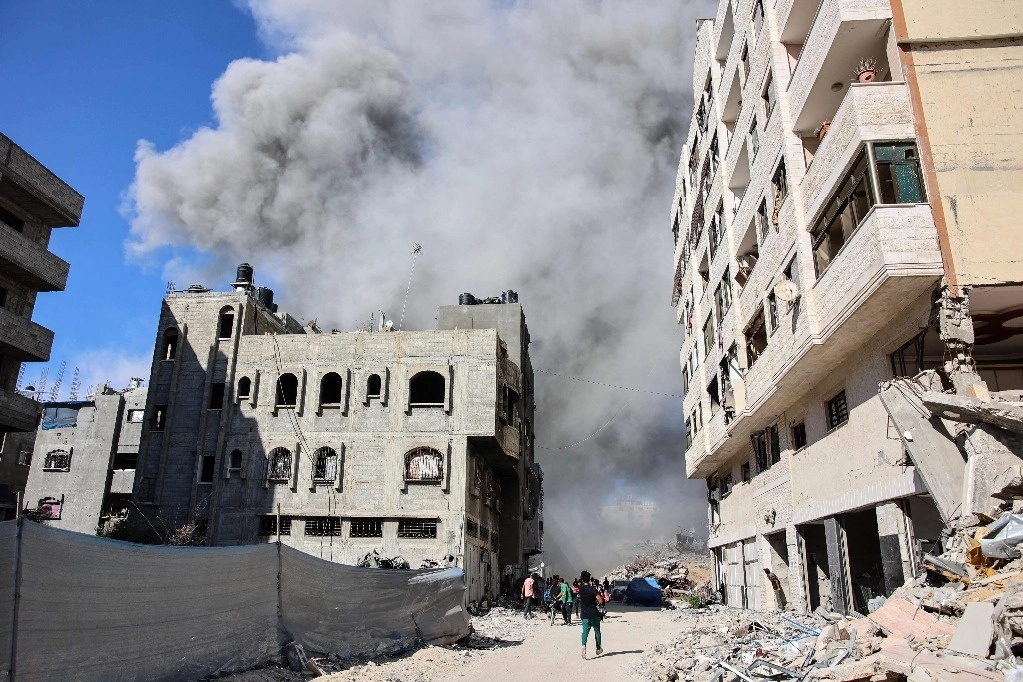 Edificio es impactado durante ataque israelí en el barrio de Rimal, en el centro de la franja de Gaza. Foto Afp 