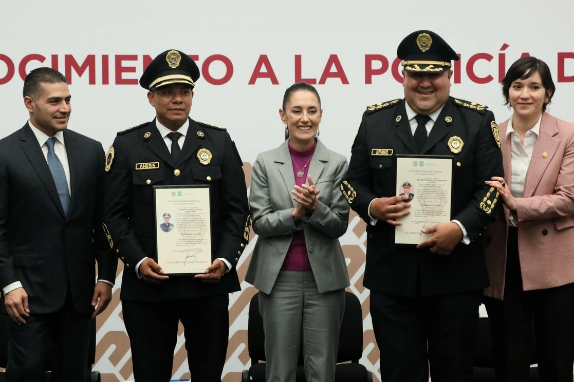 La jefa de Gobierno, Claudia Sheinbaum, encabezó ayer la ceremonia de reconocimiento a la policía capitalina en el Museo de la Ciudad de México, donde entregó condecoraciones a más de 70 elementos de la SSC y la FFGJ. La acompañaron el titular de la SSC, Omar García Harfuch, y la subsecretaria de Desarrollo Institucional de la dependencia, Marcela Figueroa. Foto La Jornada