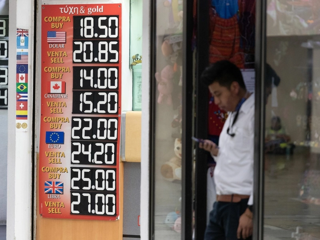 Una de las razones por las que en noviembre se disparó la deuda del sector público, es por la depreciación del peso ante el dólar. Foto Pablo Ramos / Archivo