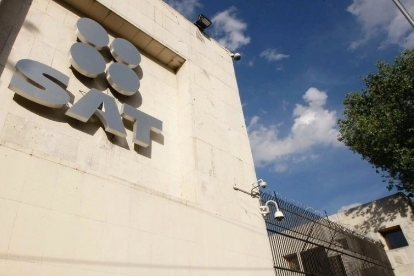 La detección de empresas y personas que simulan operaciones inexistentes se disparó 553 por ciento el año pasado, de acuerdo con las bases de datos del SAT. Foto Roberto García Ortiz / Archivo  