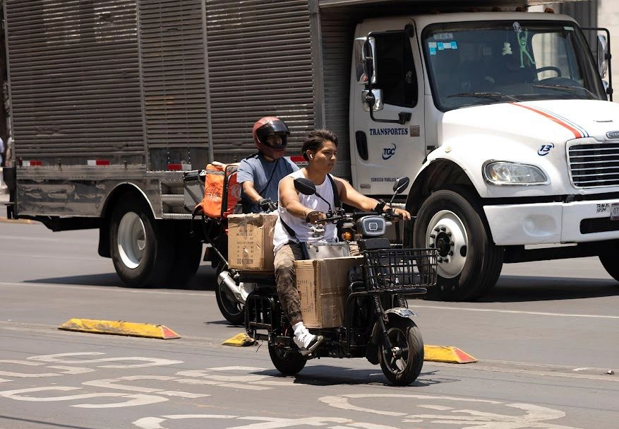 En la Ciudad de México se ha dado prioridad al transporte masivo, dejando de lado la micromovilidad, advierte el especialista Víctor Alvarado. En la imagen, motos eléctricas en el Centro Histórico. Foto